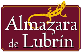 Logo de Almazara de Lubrín, que presenta un lagarto amarillo sobre un fondo burdeos, simbolizando la producción de aceite de oliva de alta calidad en Lubrín, España.